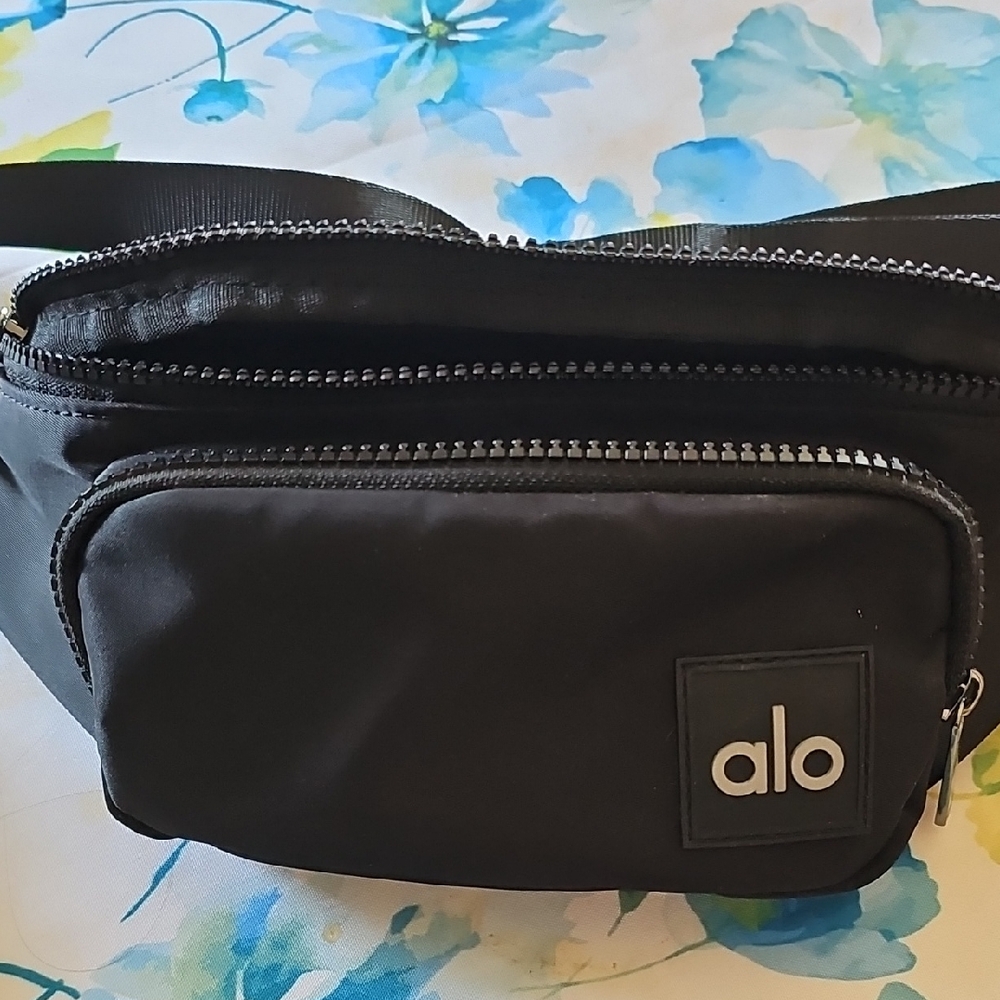 🖤 ALO Yoga Black Belt Bag